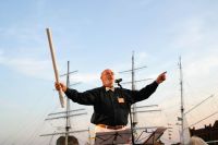 Hans Peter Günther während des Chorfests im Stralsunder Hafen im Jahr 2004. Foto: PEK / Rainer Neumann