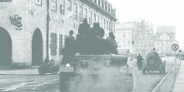 Sowjetische Panzer vor dem Rathaus. So wurde die kampflose Übergabe 1945 im Film „Gewissen in Aufruhr“ dargestellt. Quelle: Archiv Peter Binder